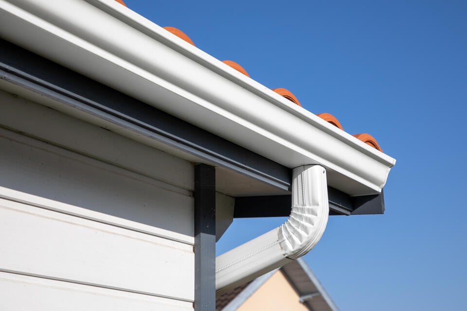 k style gutters-white gutter system on a white sided house
