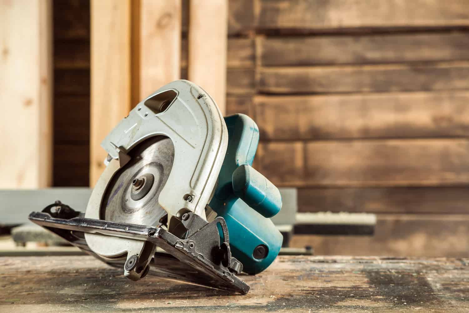 how to cut vinyl siding circular saw