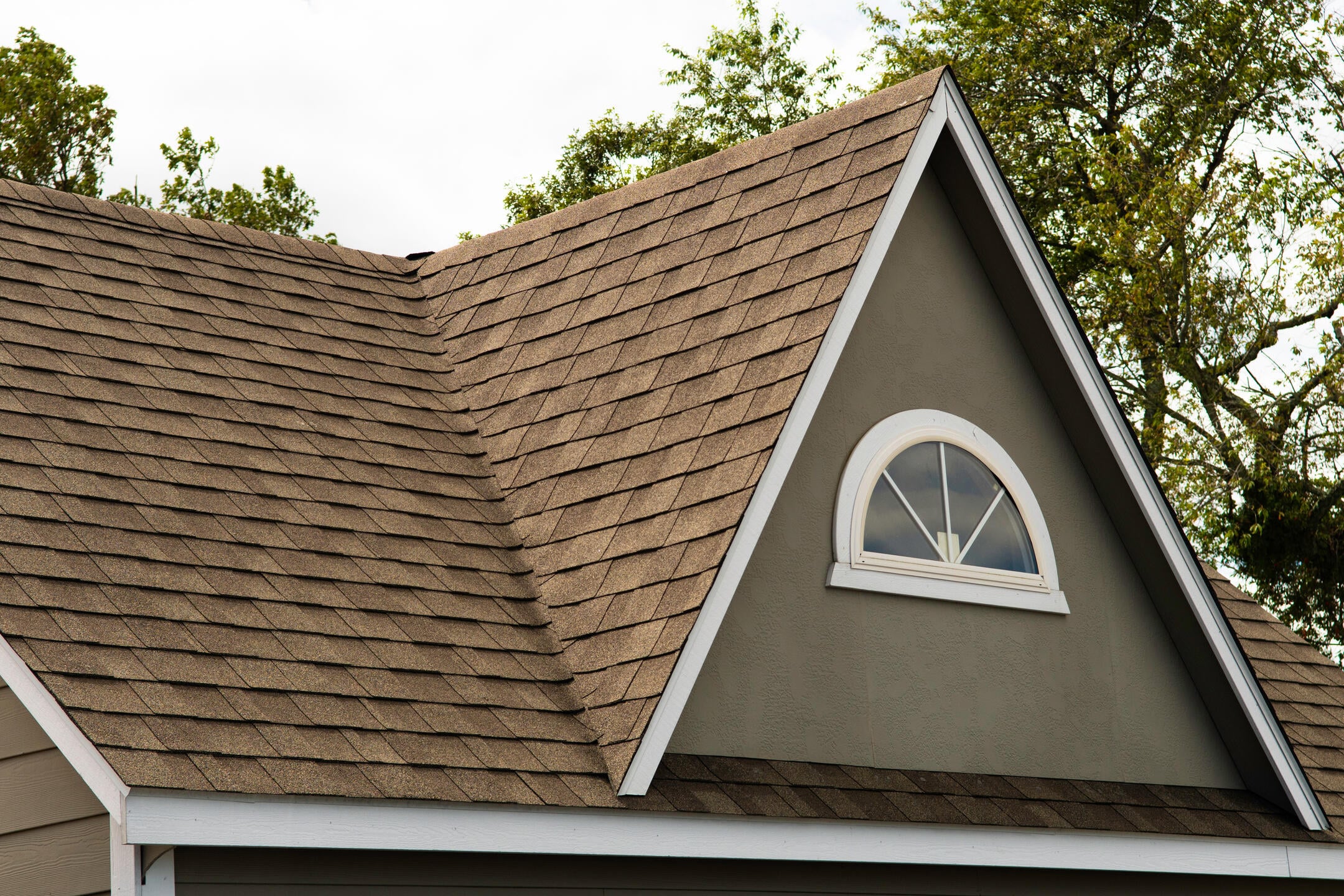 architectural shingles vs 3 tab-brown 3 tab shingles on a house