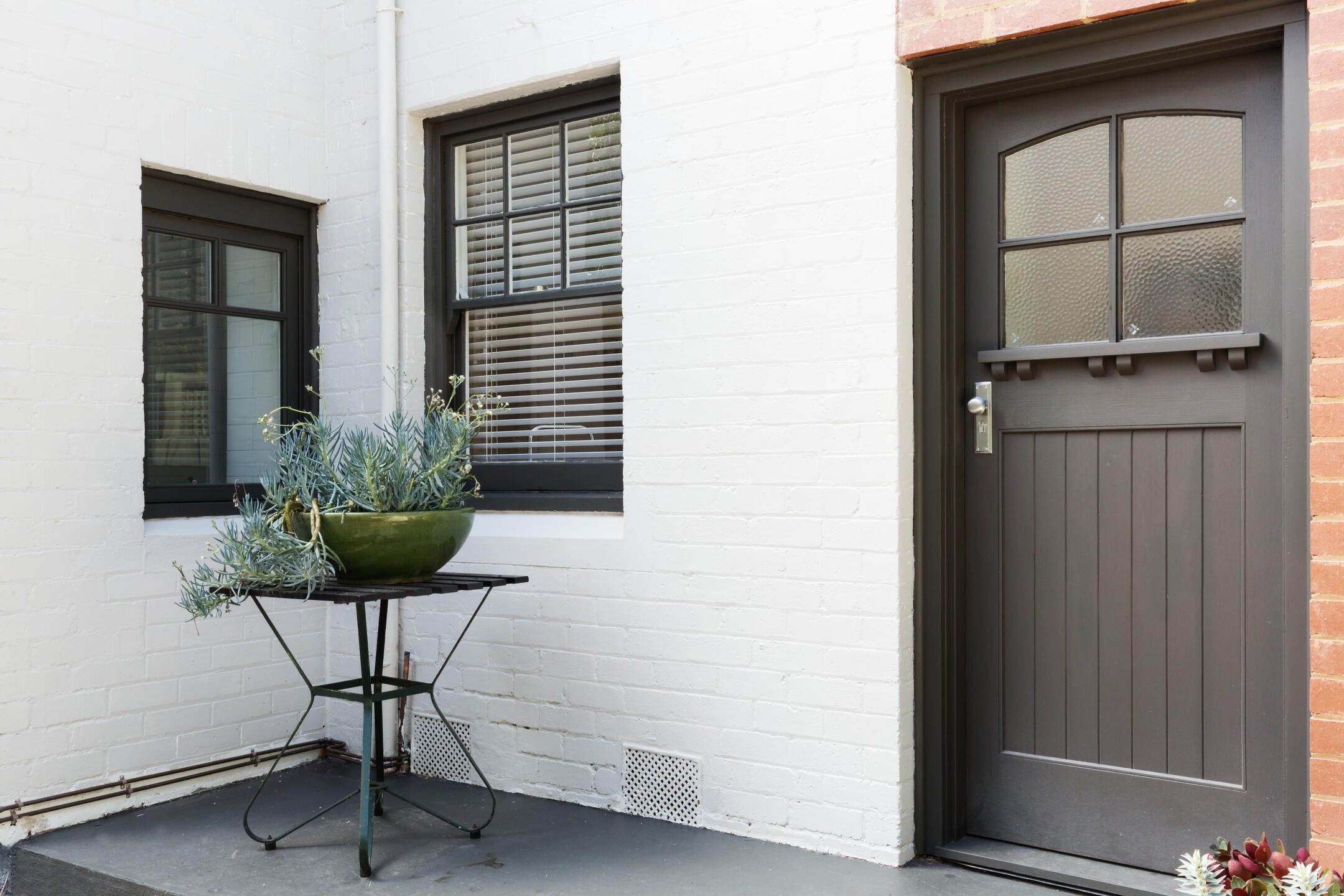 how to paint a fiberglass door-white brick home with a black front door