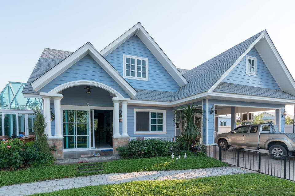 house and roof color combinations-blue sided house with gray roofing