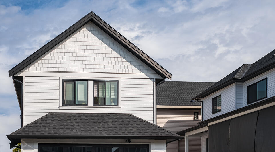 house and roof color combinations-white sided house with black roofing