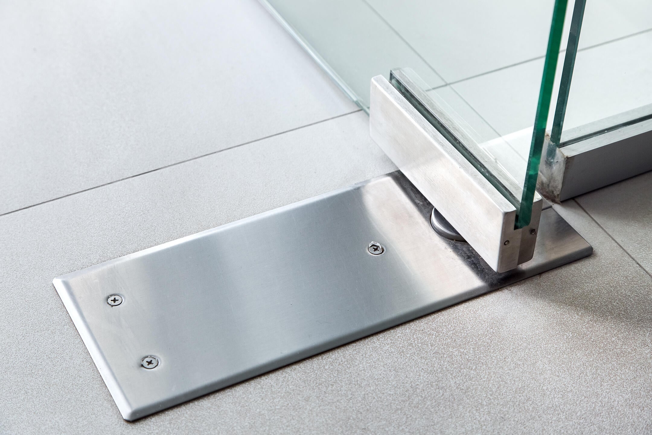 types of hinges-pivot hinge on glass door